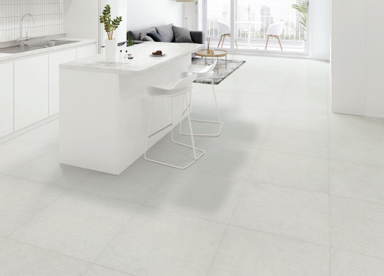 콘크리트 디자인의 '지아자연애-소프트 콘크리트' 패턴이 시공된 거실 공간. <LG하우시스 제공>